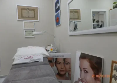 cama de masaje en el centro de estetica