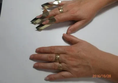 preparando para hacer uñas de gel en Angela